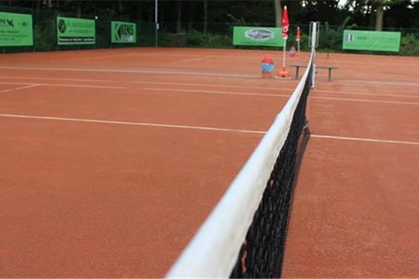 Aanleg 3 tennisvelden in gravel - Sportinfrabouw NV